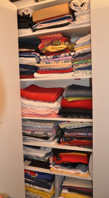 aufgeräumter Stoffschrank