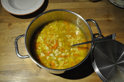 Hühnernudelsuppe im Topf